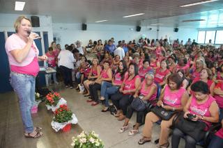 Diretora Sonia recepciona mulheres em comemoração realizada ano passado em nosso Sindicato. Foto: Claudio Omena